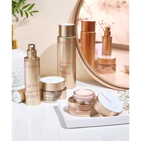 Clarins: Spring Getaway Gift!Receive a free 5-piece gift with any $100+
